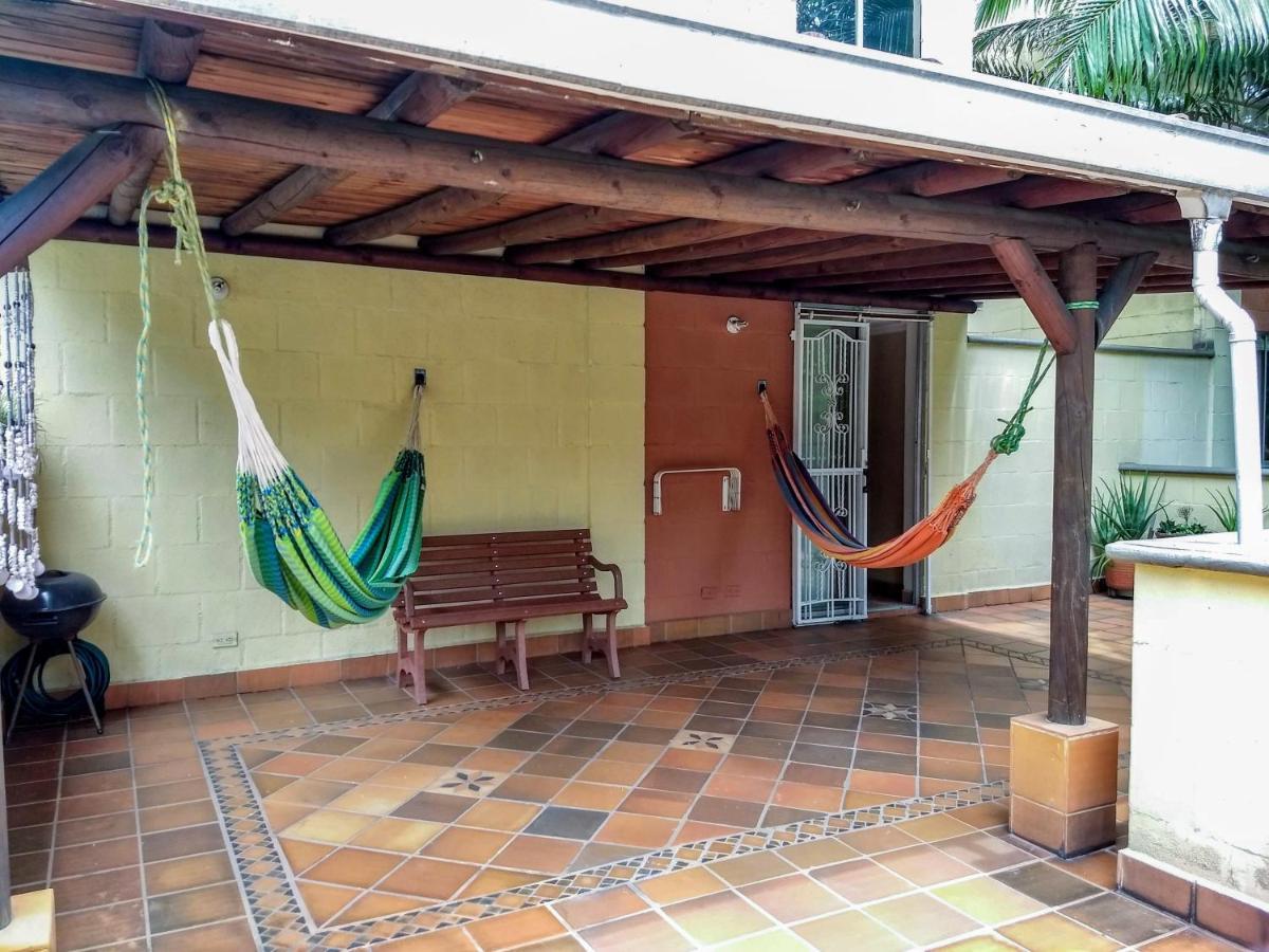 Bueno, Bonito, Barato Y Cerca A El Poblado Apartment Medellin Bagian luar foto