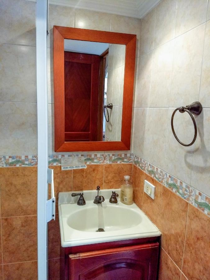 Bueno, Bonito, Barato Y Cerca A El Poblado Apartment Medellin Bagian luar foto